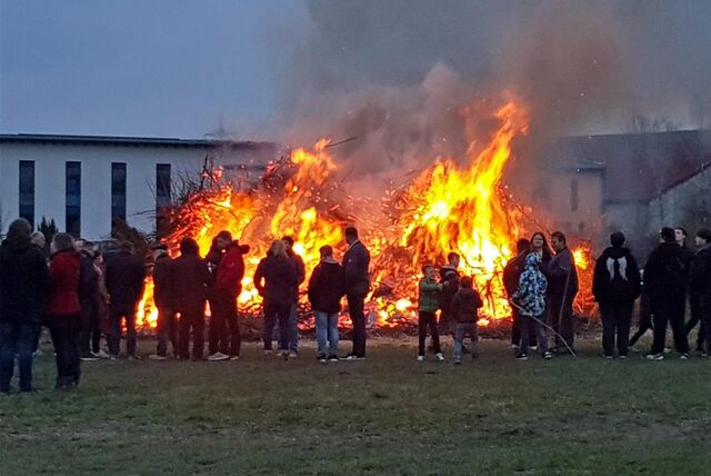 Zu traditionellen Osterfeuern wie dem des MSC Herbern (hier ein Bild von 2018) kommen teilweise hunderte Besucher.
