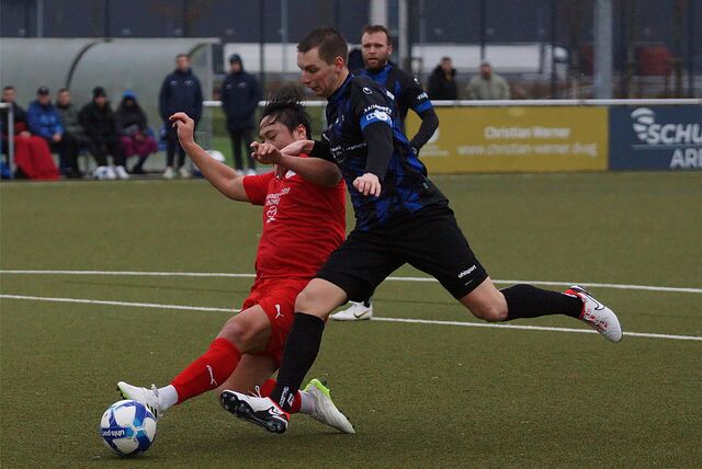 Val-Leander Wettklo (KSV in Blau-Schwarz) wird hier im HSV-Sechzehner im letzten Moment von Kangkyeom Kim (rotes Trikot) bei seinem Torschuss gestört.