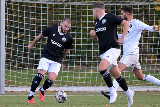 Nicolas Anielski (l.) traf doppelt für den SV Preußen Lünen.