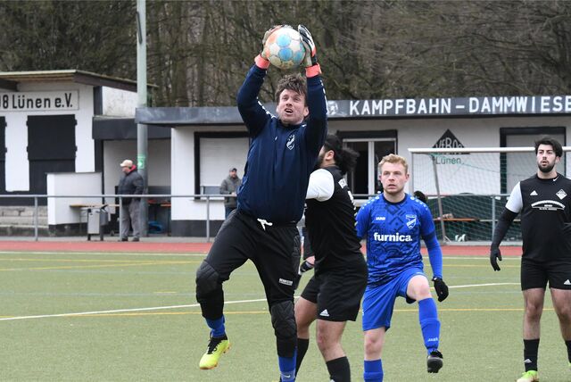 Torhüter Benjamin Gillner fängt den Ball.