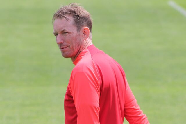 Trainer Axel Schmeing steht auf dem Platz