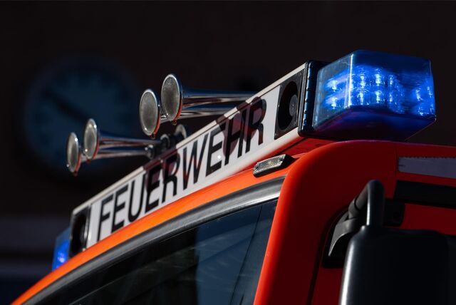 Ein Feuerwehrauto ist zu sehen.