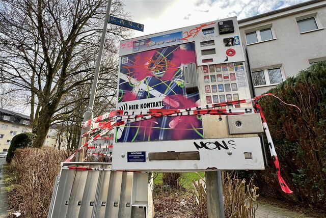Die Polizei sperrte den gesprengten Zigarettenautomaten notdürftig mit einem Absperrband ab.