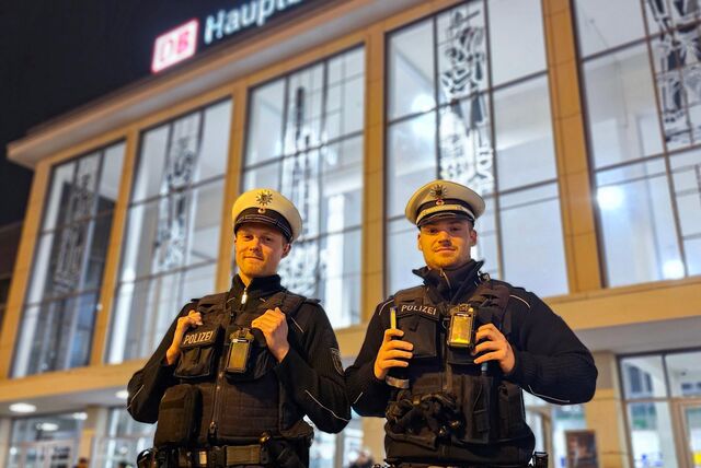 Fabian S. und Luca W. arbeiten als Bundespolizisten am Dortmunder Hauptbahnhof.