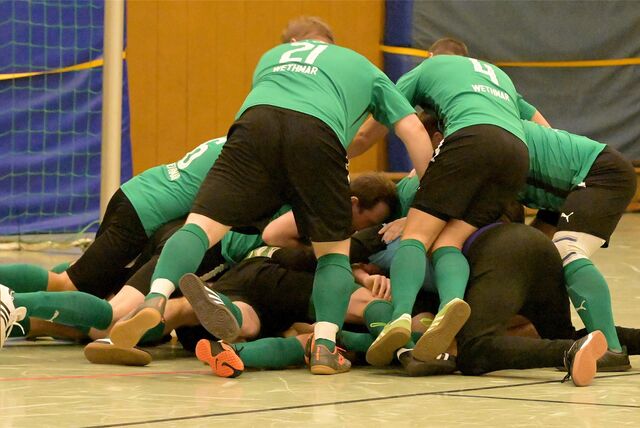 Altherren von Westfalia Wethmar feiern bei der Fußball-Hallenmeisterschaft.