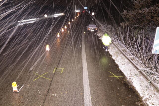 Unfallaufnahme nach dem tödlichen Unfall auf der A44 in Düsseldorf. Der Unfallverursacher flüchtete. Inzwischen konnte die Ermittlungskommission „Rover“ einen Verdächtigen ermitteln.