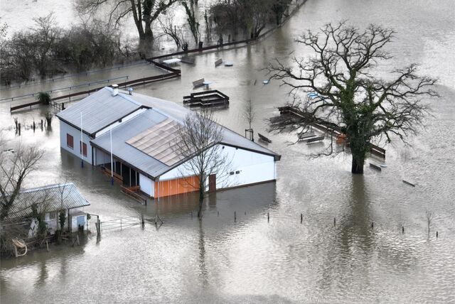 Das Gebäude des Freibads Heil wurde im Dezember überschwemmt. Auf dem Bild sind die Wassermassen zu sehen.