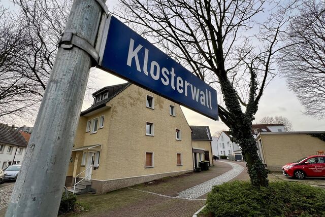 Das Straßenschild „Klosterwall“ ist vor einem Haus zu erkennen.
