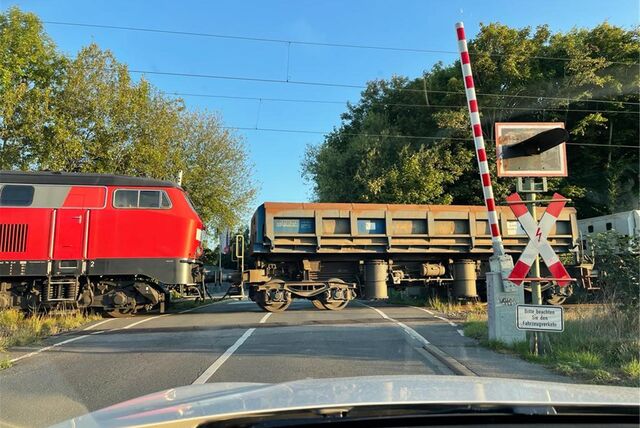 Am Bahnübergang auf dem Reckerdingsweg streifte das Auto den Fußgänger.