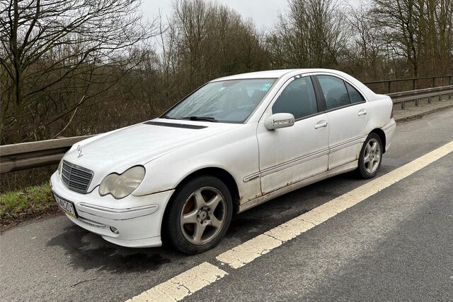 Dieser weiße Mercedes, der verlassen wirkt, steht seit einiger Zeit an der Walther-Kohlmann-Straße in Fahrtrichtung Lünen