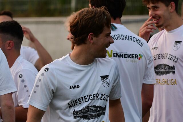 Con Lappen feiert den Aufstieg mit seinem FC Nordkirchen.