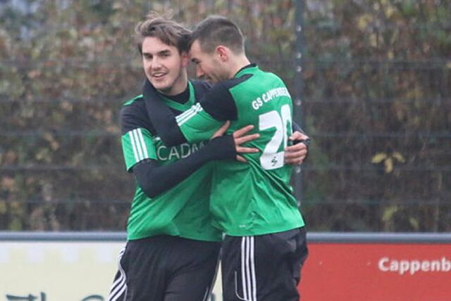 Tim Jesella und Benedikt Stiens bejubeln einen Treffer.