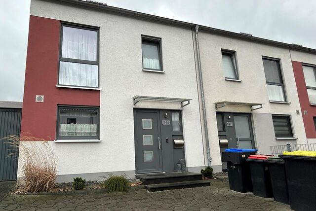 Das Haus an der Jägerstraße in Lünen hat eine rot-weiße Außenfassade und eine graue Eingangstür.