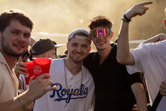 Leute feiern beim Beerpong Festival