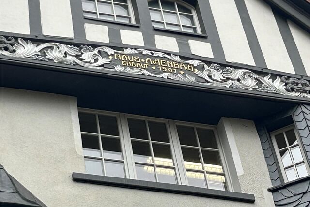 Goldbuchstaben und Verzierung an der Fassade.