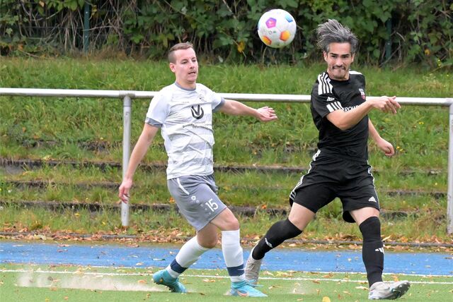 Fatih Gülec (r.) spielt den Ball.
