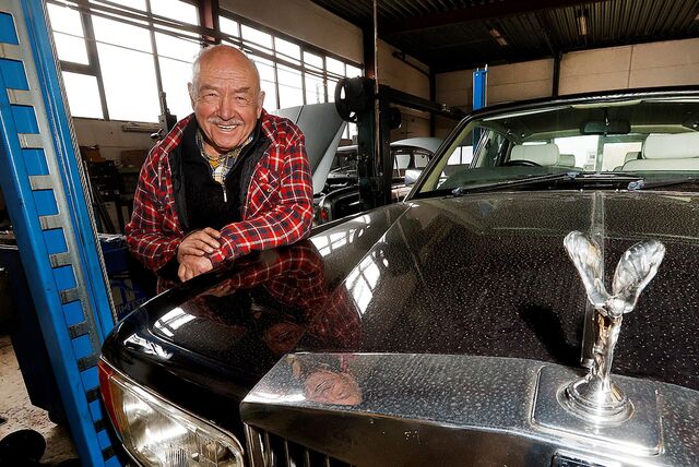 Werner Mork lehnt an einem Rolls-Royce.