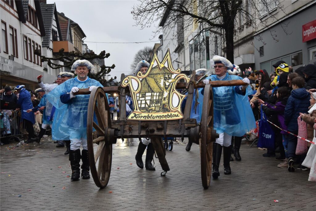Ein Bild des Karnevalsumzugs der Karnevalsgesellschaft Kornblumenblau aus 2023