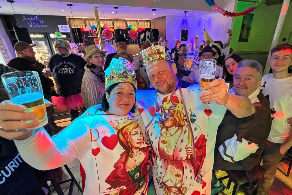 Anja und Jens Ebeling, damaliges Könbigspaar, feiern 2023 im Schützentreff an Rosenmontag.
