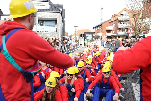 Eine Fußgruppe beim Karnevalsumzug in Selm 2024