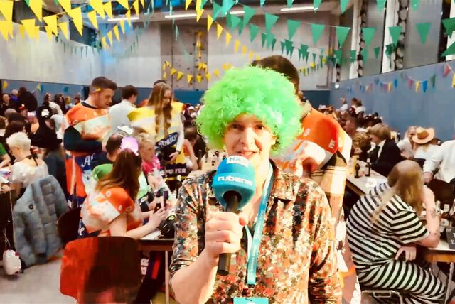 Reporterin Carola Schiller während der Liveschalte aus dem Bürgerhaus Methler.