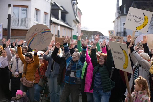 In Fröndenberg nahmen am 10. Februar 2024 Hunderte an einer Demonstration gegen Rechtsextremismus teil.