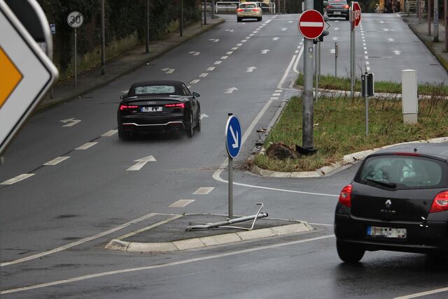 An der Kreuzung Beethovenring/Kantstraße sind nach einem Autounfall am 11.02. Ein Verkehrszeichen und ein Ampelmast beschädigt.