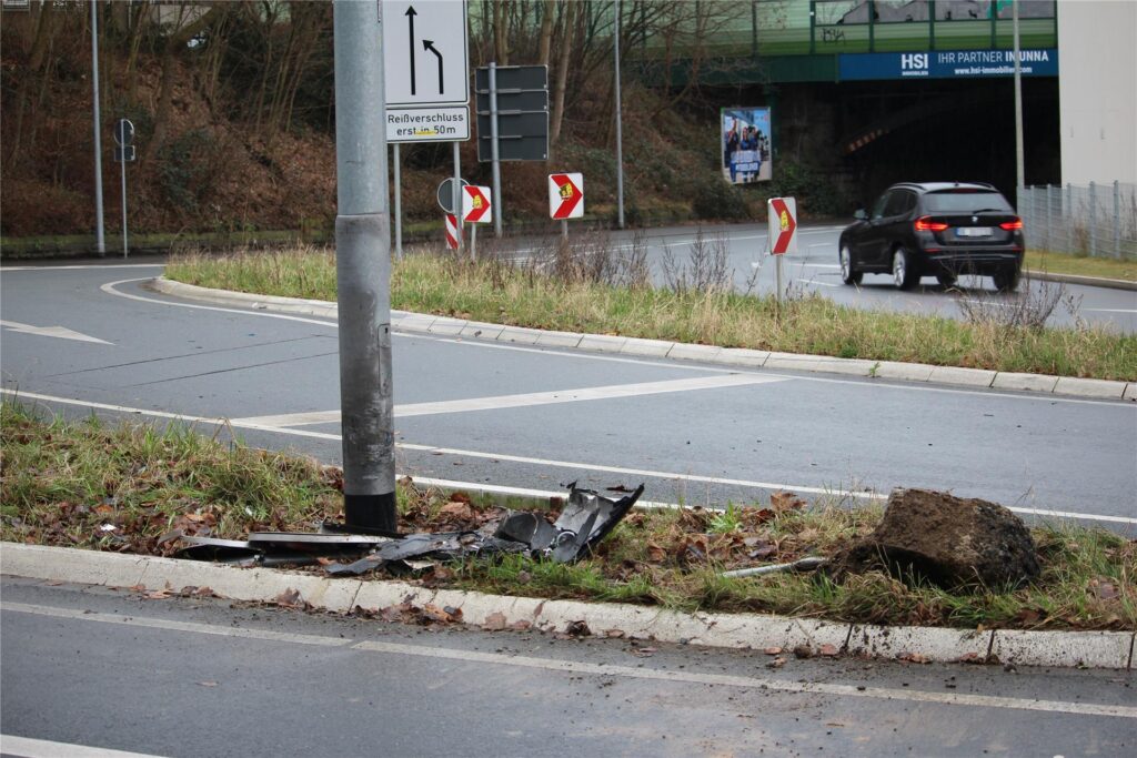 Teile eines beschädigten Autos liegen auf der Verkehrsinsel am Abzweig in Richtung Beethovenring vor einem Ampelmast. Teile eines beschädigten Autos liegen auf der Verkehrsinsel am Abzweig in Richtung Beethovenring vor einem Ampelmast.