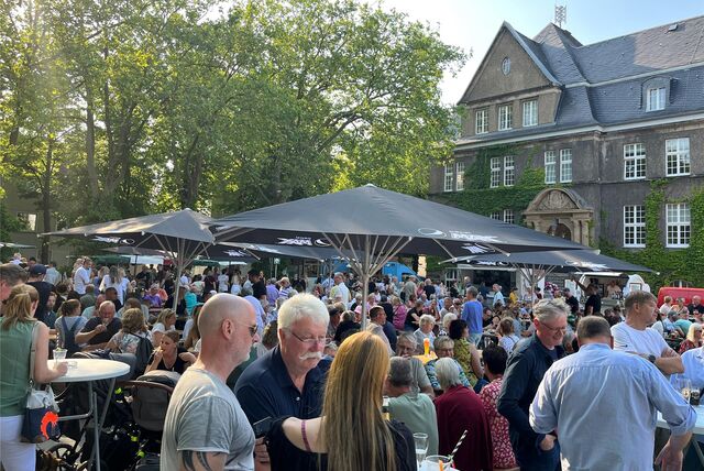 Volle Tische beim Holzwickeder Streetfood-Markt