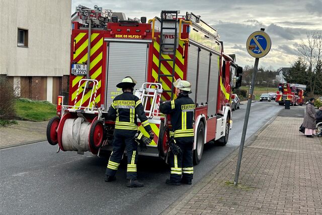 An der Burgstraße in Bergkamen-Oberaden stehen mehrere Feuerwehrfahrzeuge
