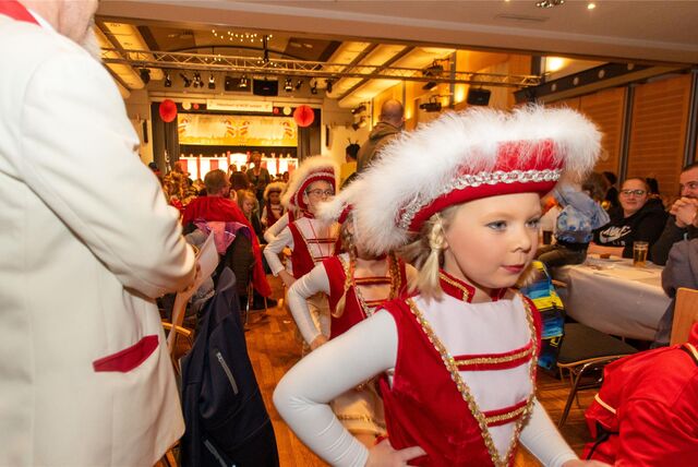 Verkleidete Kinder hüpfen beim Kinderkarneval 2024 in Werne durch den Kolpingsaal.