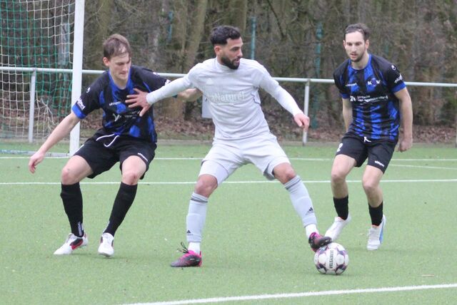 Lennart Kutscher (l.) und der Königsborner SV verloren das Spiel beim YEG Hassel mit 1:2.