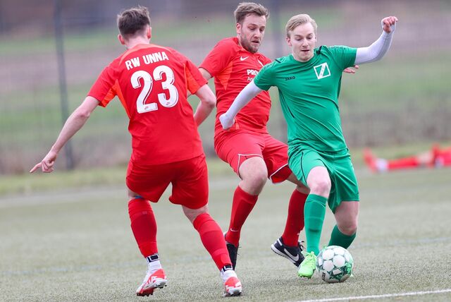 Max Klimecki spielt ab.