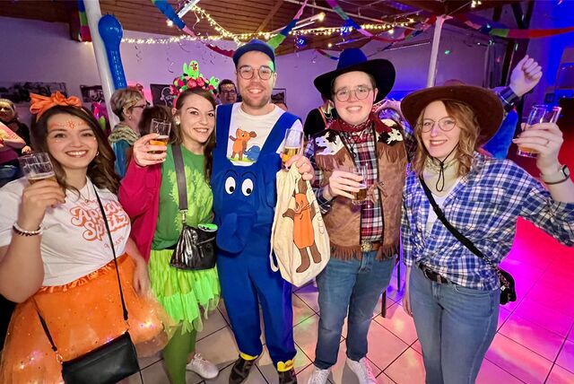 Verkleidete Besucher der Rosenmontagsparty des Fröndenberger Schützenbundes
