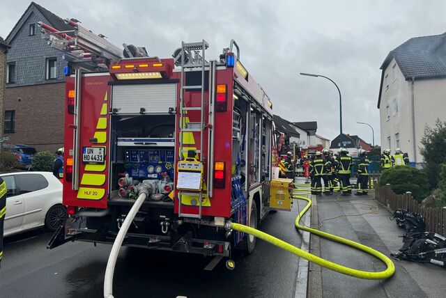 Das Feuerwehrauto steht im Landweg beim Einsatz vor dem Mehrfamilienhaus in Holzwickede.