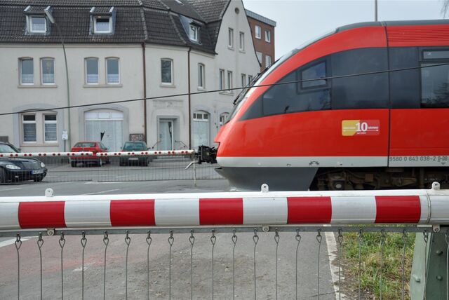 Ein Zug an einem Bahnübergang in Bork