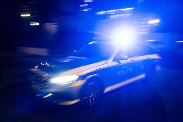 Ein Polizeiwagen fährt mit eingeschaltetem Blaulicht.
