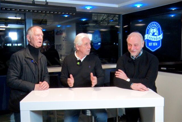 Die Fußball-Legenden Klaus Fischer und Rüdiger Abramczik sprechen im Legenden-Talk zusammen mit Bodo Menze über das Spiel des FC Schalke 04 gegen Holstein Kiel.