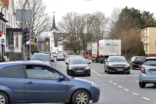 Autos fahren in Unna-Massen über die Kreuzung Massener Hellweg/Kleistraße.