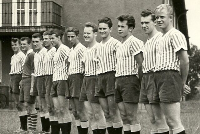 Die Jugenddorf-Handball-Mannschaft aus Bergkamen wurde 1959 NRW-Landesmeister unter anderem mit Hans-Hermann Leue, Wolfgang Meier, Lothar Müller, Günter Ebeling Gustav Ganz und Klaus Petschke (restliche Namen fehlen).