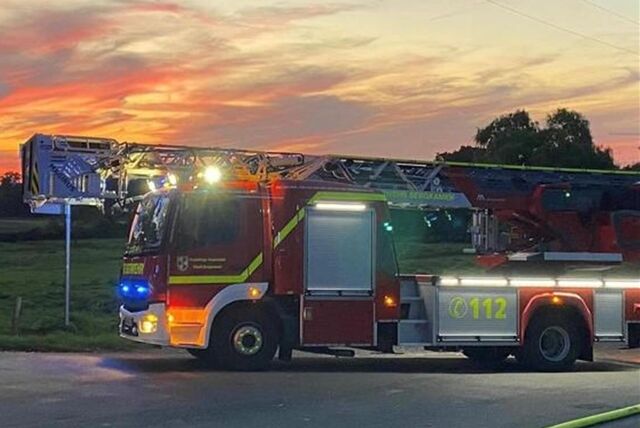 Ein Feuerwehrauto im Sonnenuntergang.