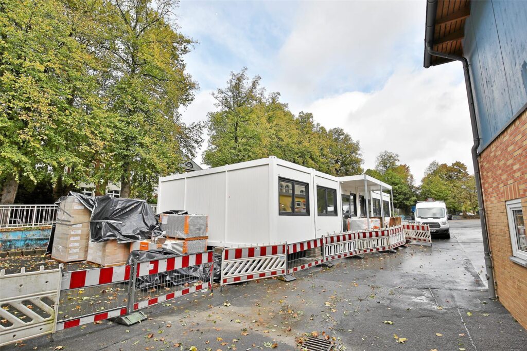 Raumcontainer auf dem Pausenhof der Katharinenschule in Unna. Raumcontainer auf dem Pausenhof der Katharinenschule in Unna.