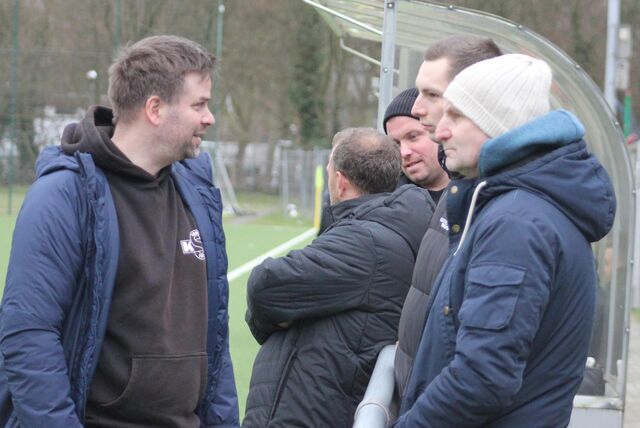 Königsborns Trainer Marc Schmitt (l.) erkundigt sich nach dem Befinden seines Torjäger Val-Leander Wettklo, hier neben Vater Gerd (r.).