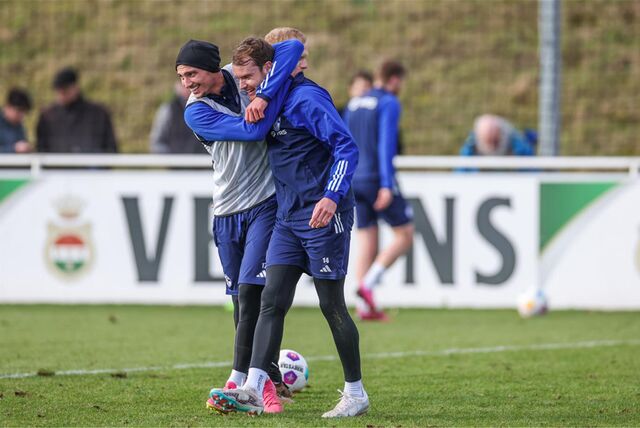 13.02.2024, Fussball, Saison 2023/2024, 2. Bundesliga, Training FC Schalke 04, v. l. Yusuf Kabadayi (FC Schalke 04), Thomas Ouwejan (FC Schalke 04)




Foto: Tim Rehbein/RHR-FOTO