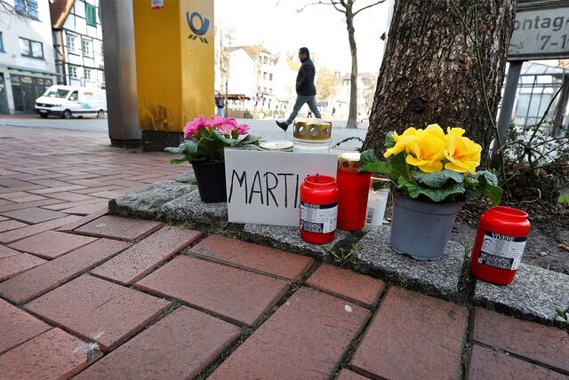 Freunde und Passanten haben Kerzen und Blumen aufgestellt. Dazwischen steht ein Schild mit der Aufschrift „Martin“.