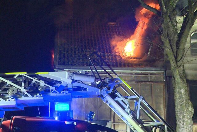 Feuer schlägt aus dem Dachfenster eines Hauses in Dortmund-Derne.