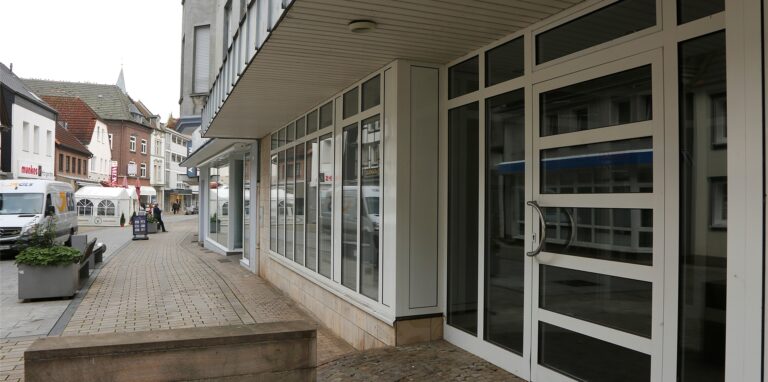 Die ehemalige Filiale der Dresdner Bank bzw. Commerzbank steht seit einigen Jahren leer. Die Gewerbefläche von ca. 300 Quadratmetern wird über eine städtische Seite angeboten.