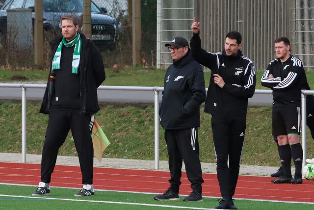 Akribisch an der Seitenlinie: SV Bausenhagens Trainer Bastian Hoffmann (Zweiter von rechts).