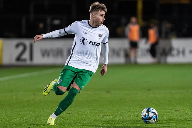 Joel Grodowski sucht nach einer Anspielstation.