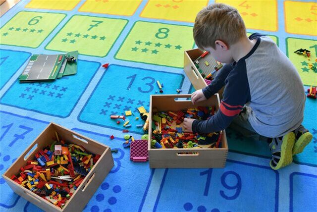 Kind spielt mit Lego